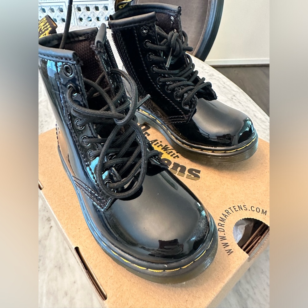 Girls toddler Dr Martens combat patent leather lamper . Size US 7
